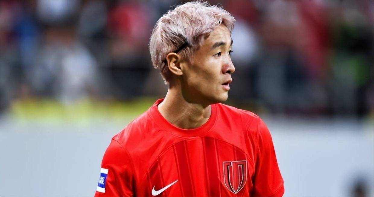 成都蓉城本轮中超还没开踢，韦世豪就连夜离队官宣加盟法甲里昂，徐正源已批准他转会申请